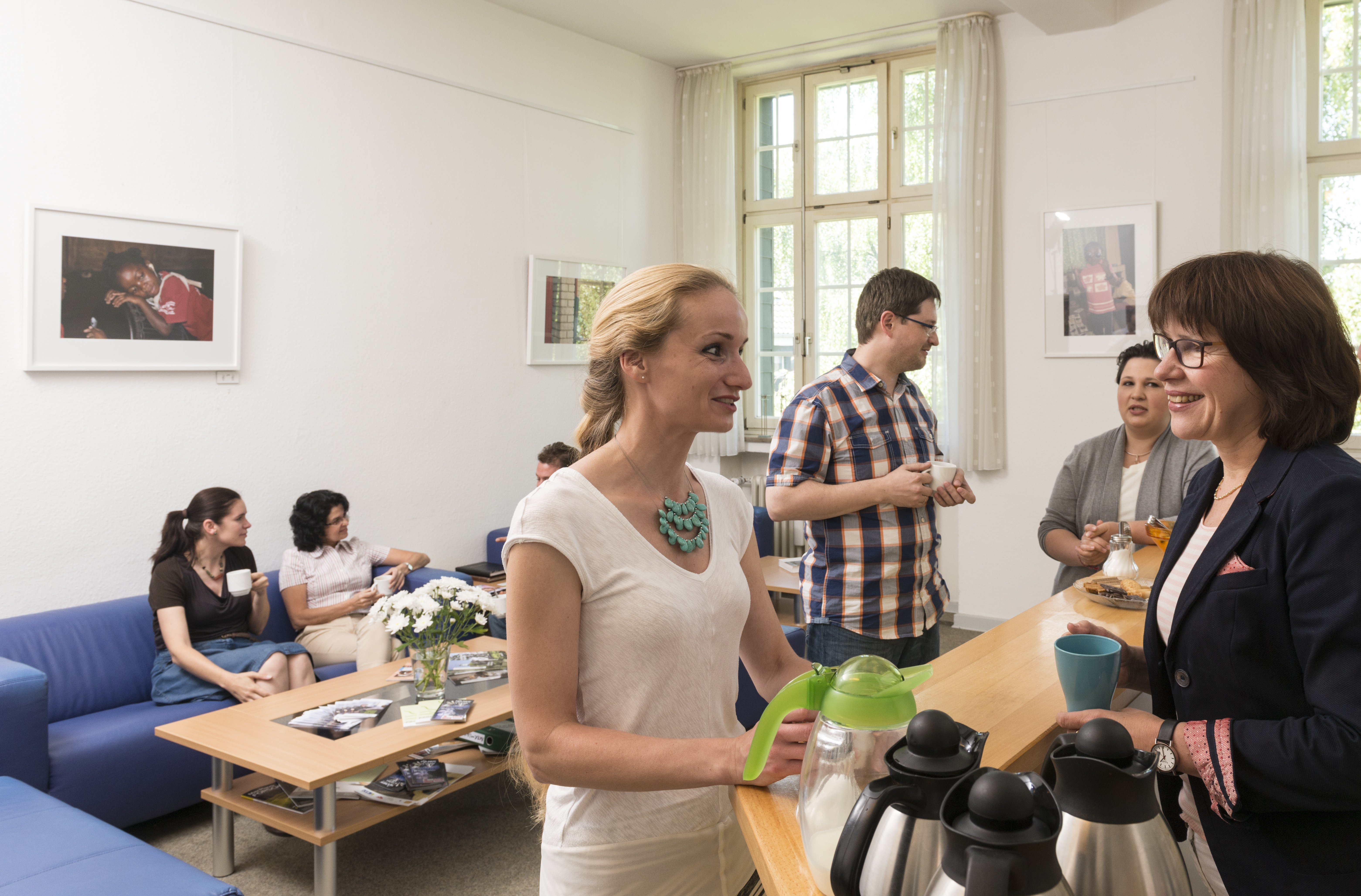 Seminarteilnehmerinnen und Seminarteilnehmer im ungezwungenen Gespräch in der Pause