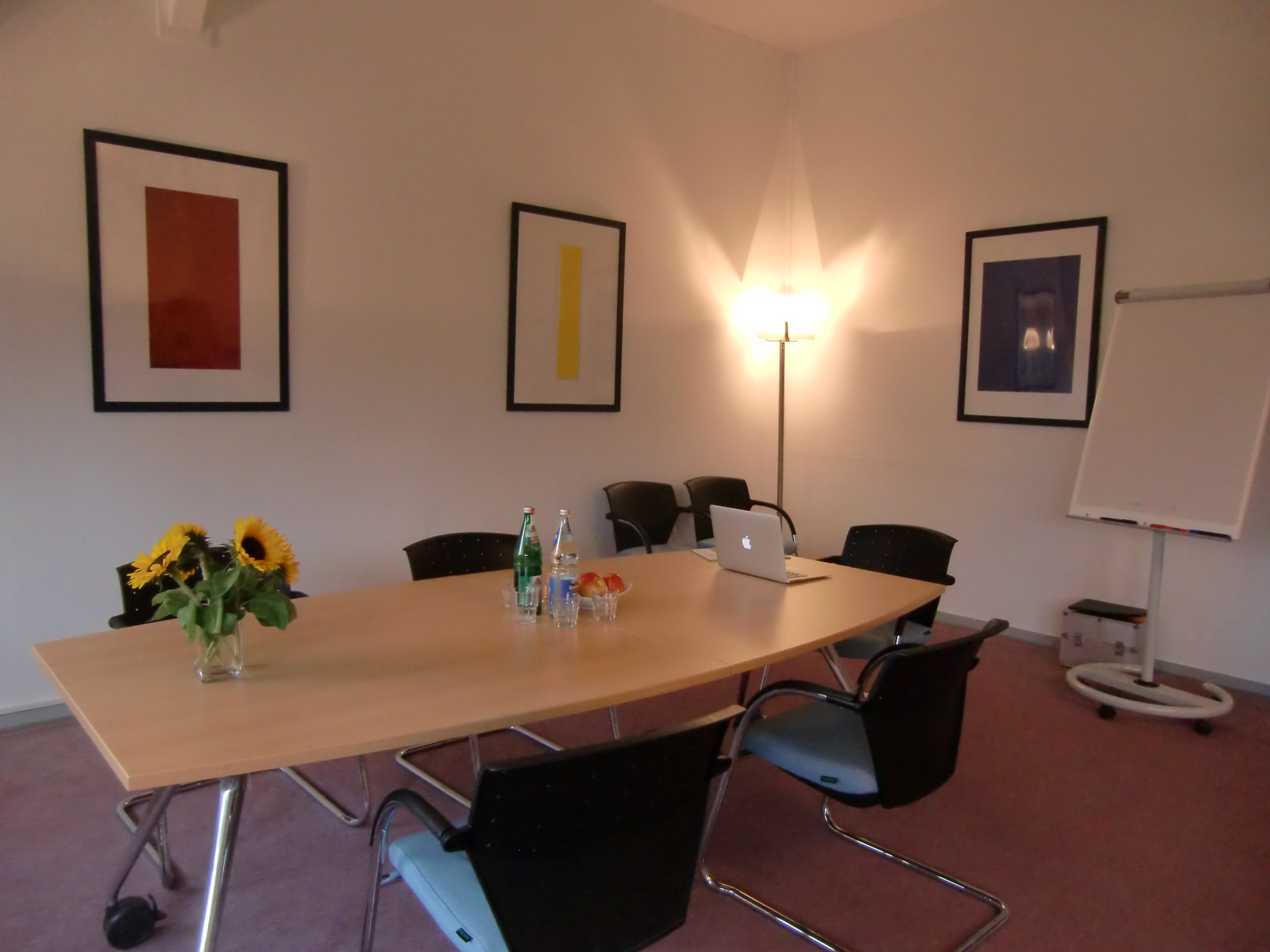 Seminarraum mit Konferenztisch und Flipchart