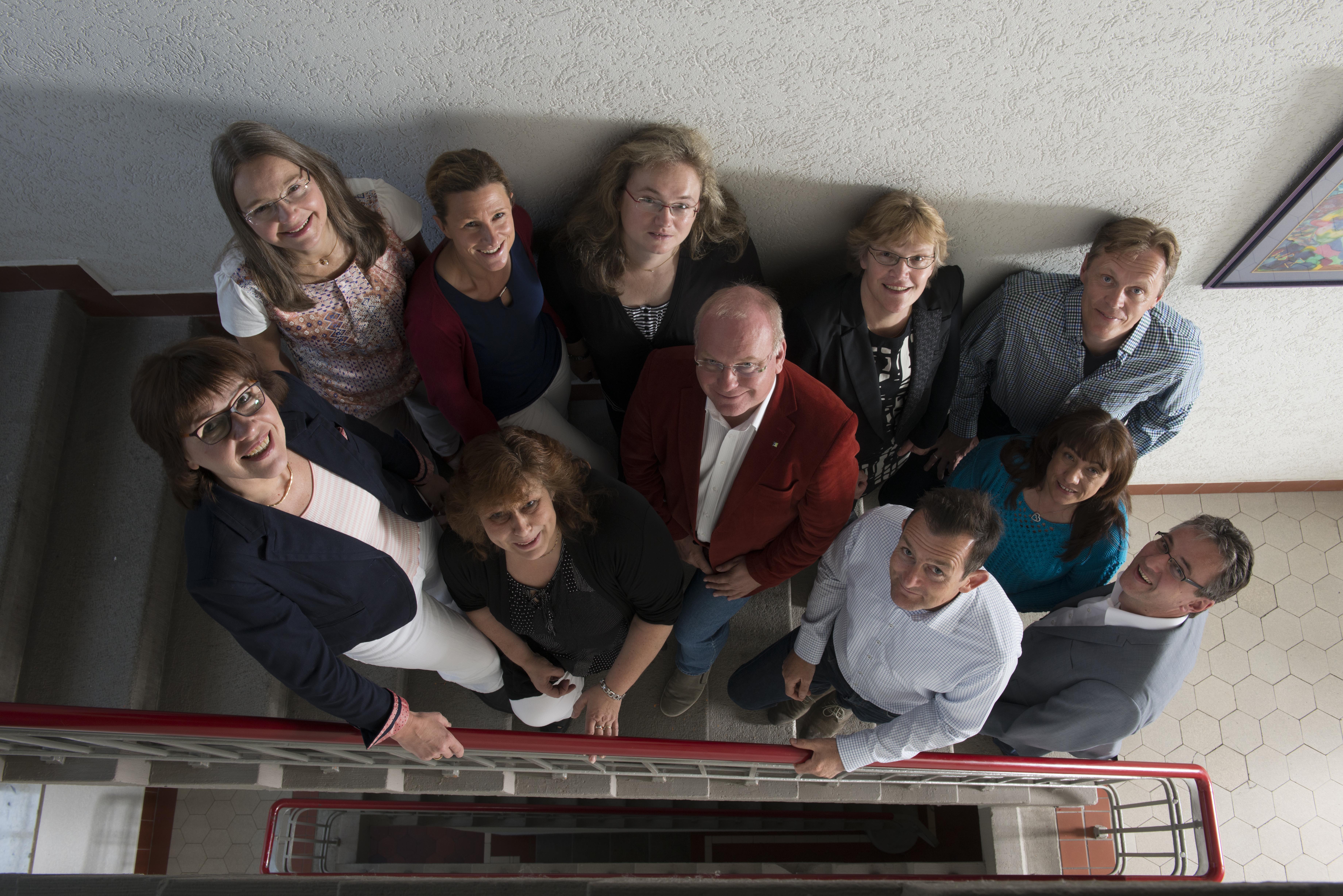 Das Team im Treppenhaus, von oben fotografiert