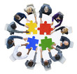 Gruppe von Menschen die symbolhaft ein Puzzle zusammenführen